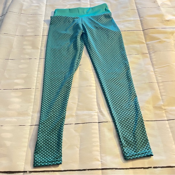 Green Patterned Leggings with Ruching on Backside, Fabulous Leggings Size Small - Picture 4 of 5